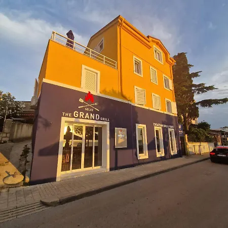 Grand - Beachfront &